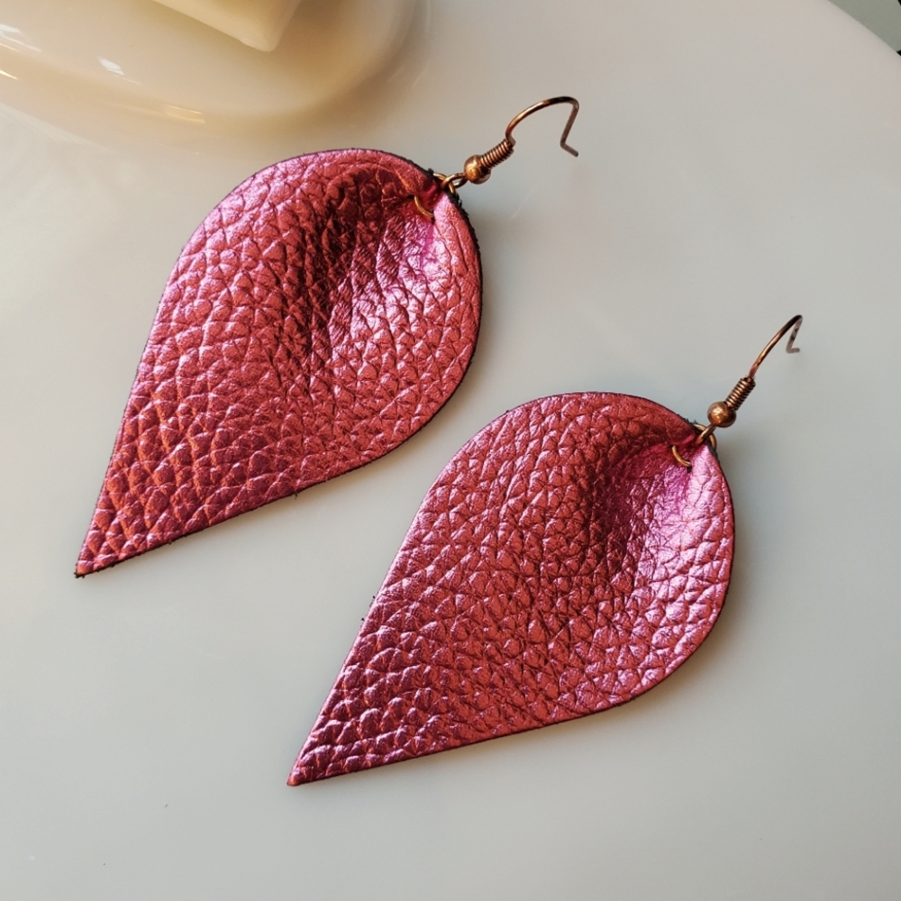 i4 NEW Fuchsia Genuine Leather Leaf-Cut